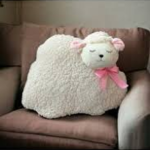 PELUŞ SEVİMLİ KUZU YASTIK 30 CM